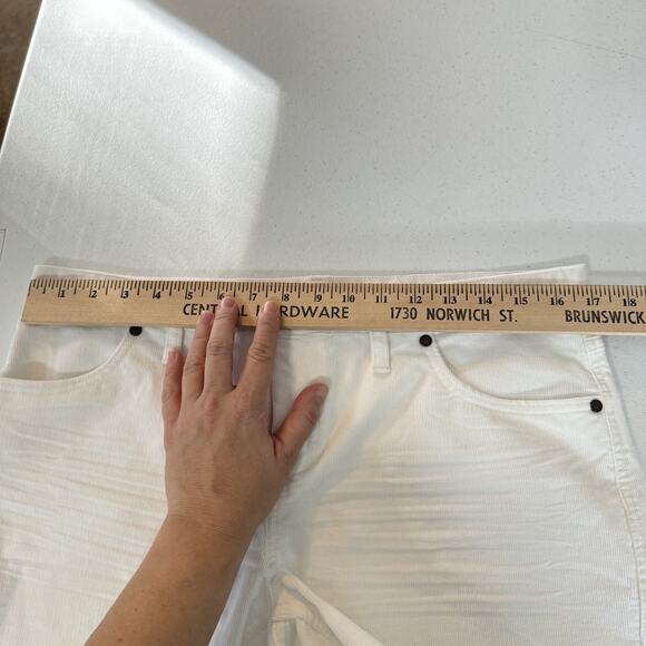 Carve Designs Oahu Shorts in White Corduroy Size 8 Raw Hem 3.5" Inseam - Picture 6 of 10